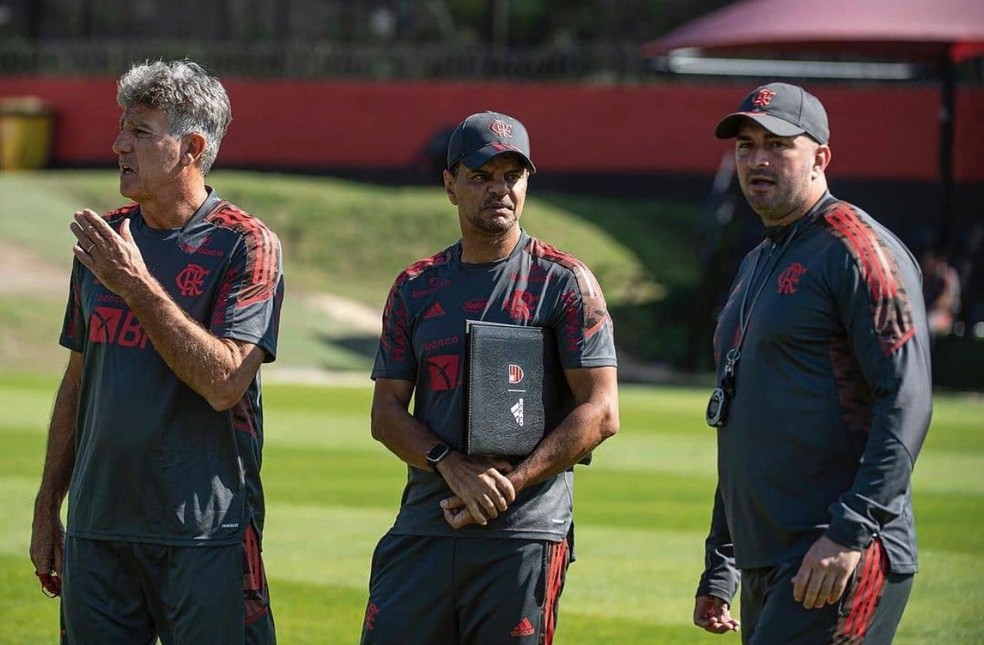 Betinho (direita) era funcionário do Flamengo desde 2016. — Foto: Alexandre Vidal / CRF