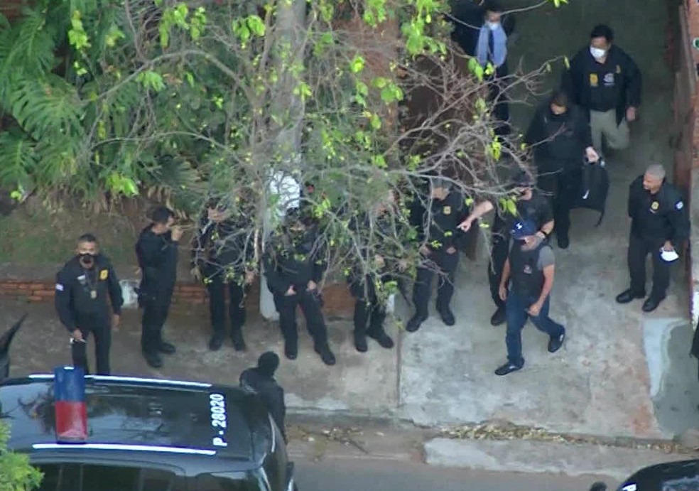 Fabricio Queiroz, de boné azul, sendo levado pela polícia em Atibaia, no interior de SP — Foto: TV Globo