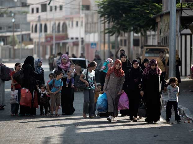 Famílias palestinas deixam suas casas na Cidade de Gaza. (Foto: Mahmud Hams / AFP Photo) Famílias palestinas deixam suas casas na Cidade de Gaza. (Foto: Mahmud Hams / AFP Photo)