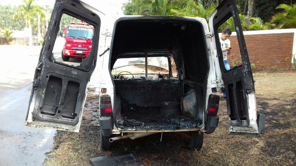 Veículo foi destruído pelo incêndio em Parapuã (Foto: Corpo de Bombeiros/Cedida)