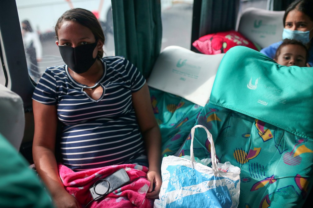 Grávida se desloca em um ônibus durante a pandemia de Covid-19 em Bogotá, na Colômbia, em abril de 2020 — Foto: Luisa Gonzalez/Reuters/Arquivo