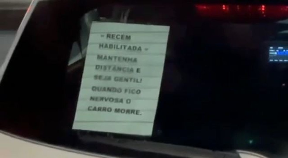 Bilhete de motorista recém-habilitada em Balneário Camboriú: 'Quando fico nervosa, o carro morre' — Foto: Reprodução/Jeferson Soccol