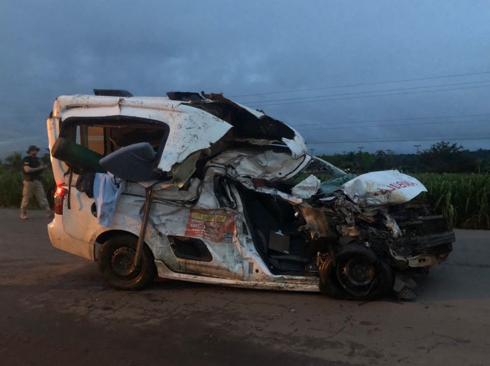 Ambulância ficou destruída e enfermeira morreu presa às ferragens — Foto: PRF/Divulgação