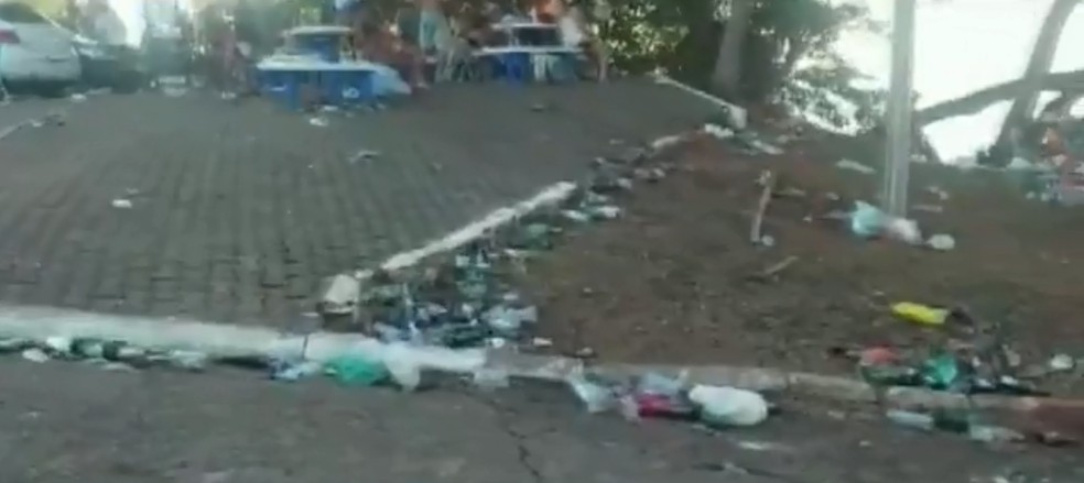 Lixo ficou espalhado na cidade após as festas, em Porto Rico — Foto: RPC/Reprodução