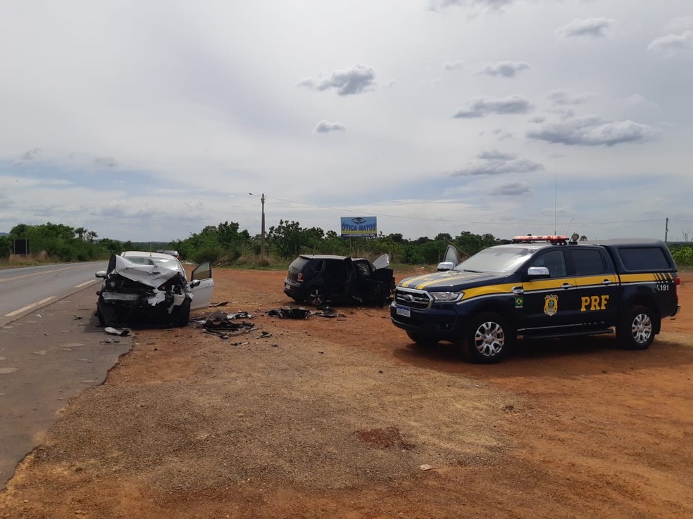 Colis&atilde;o entre dois carros na BR-343, em Campo Maior &mdash; Foto: Divulga&ccedil;&atilde;o/PRF