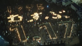 Ato marca com lanternas acesas o 28º aniversário do "Grande Terremoto Hanshin", que devastou a cidade de Kobe, na província de Hyogo, Japão — Foto: JIJI Press / AFP