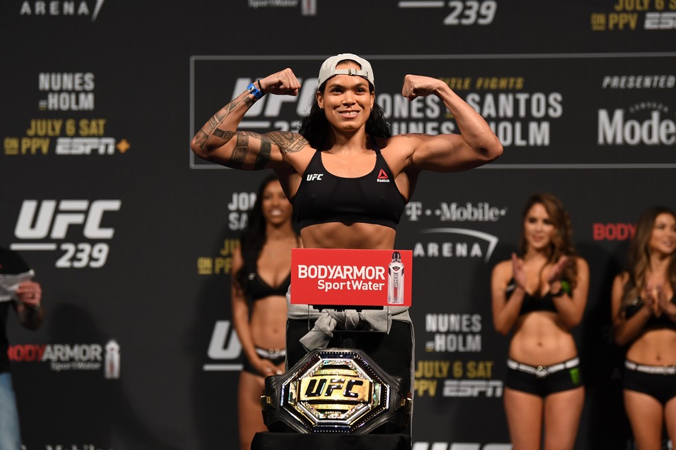 Amanda Nunes sorri ao subir na balanÃ§a â?? Foto: Getty Images