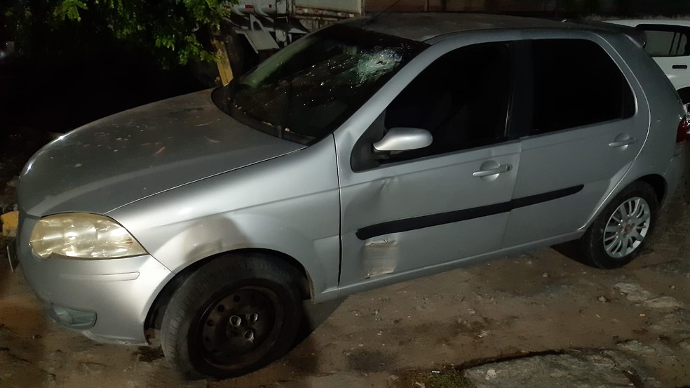 Carro de subtenente da PM foi roubado por assaltantes em Natal — Foto: Sérgio Henrique Santos/Inter TV Cabugi