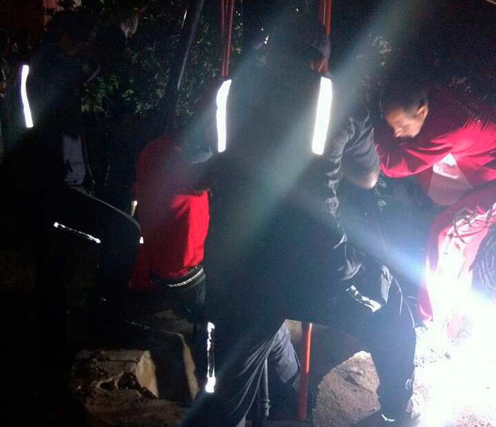 Bombeiros, populares e PMs ajudaram no resgate ao corpo da criança que caiu na cisterna em Teixeira de Freitas (Foto: Divulgação/Corpo de Bombeiros Militares da Bahia)