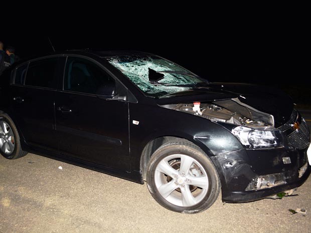 Jovem foi atropelado por carro após descer de veículo envolvido em outra batida (Foto: Anderson Oliveira / Blog do Anderson)