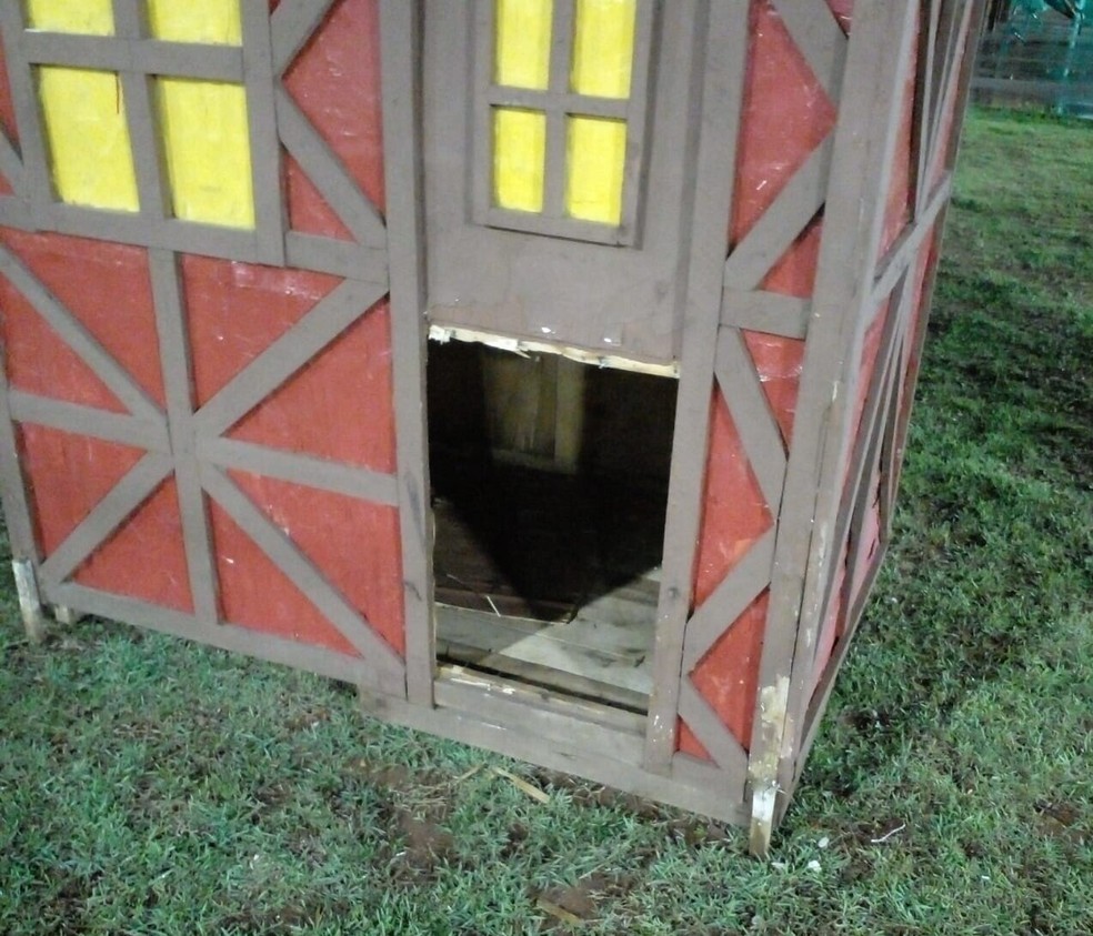 Assim como em todos os anos a prefeitura lança, em uma data especifica, o Natal na cidade. No entanto, segundo o município, a data ainda nem chegou e as decorações já começaram a ser destruídas. — Foto: Secom/Nova Mutum