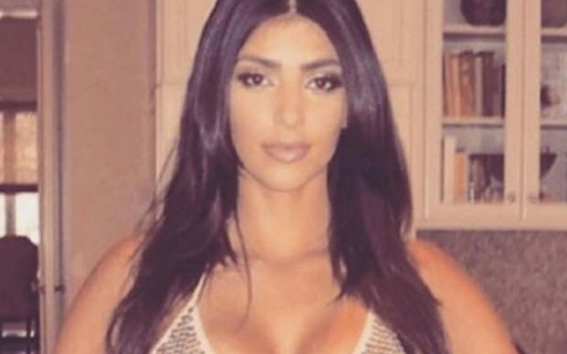 north west publica foto de kim kardashian jovem de biquíni exibindo uma