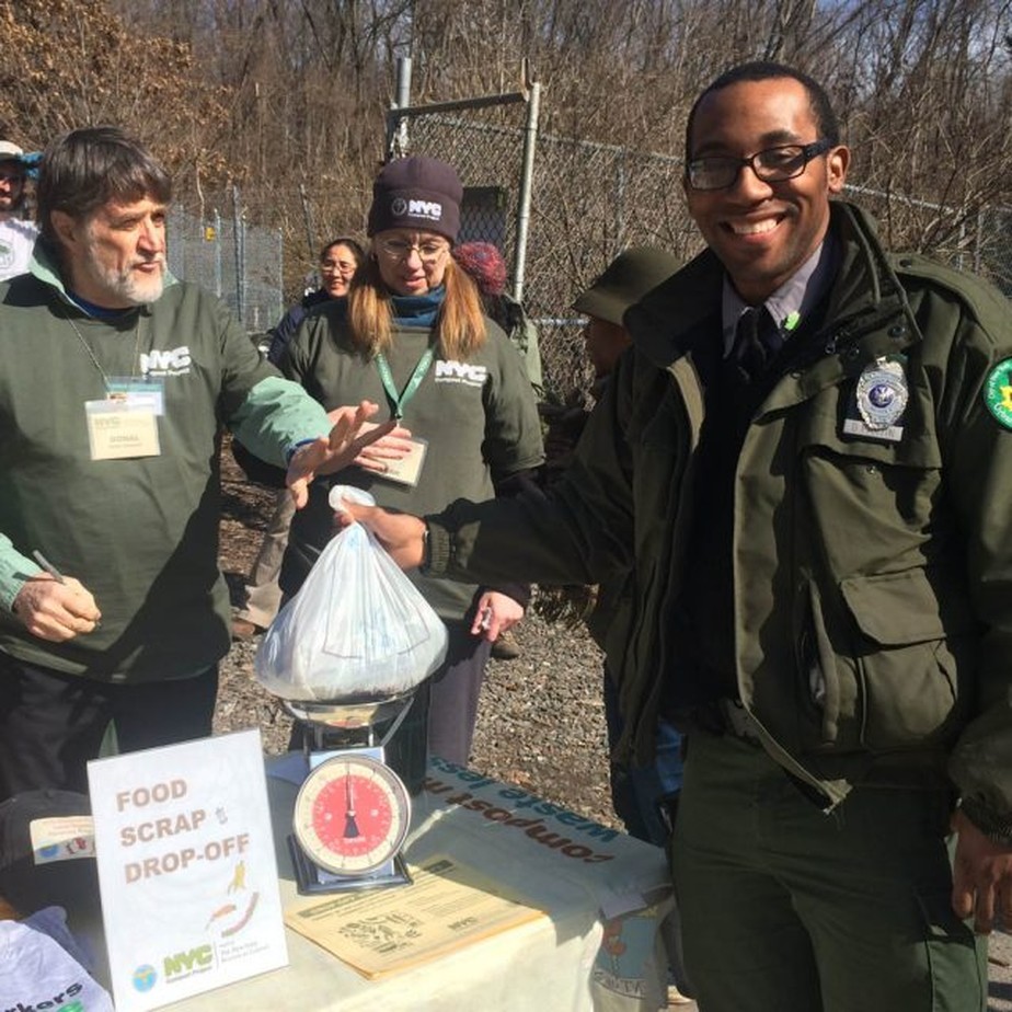 Voluntários do novo programa de compostagem de Nova York, que pretende alcançar toda a cidade até final do ano que vem