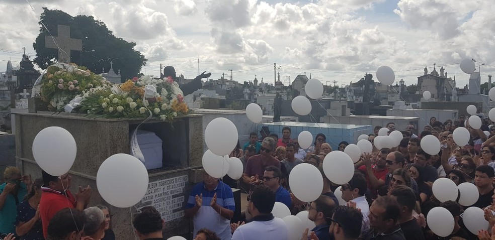 Cercado de homenagens, corpo de Isadora Bringel foi sepultado às 9h50 no Cemitério do Gavião — Foto: Bruno Alves/G1