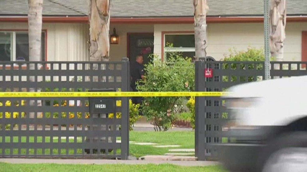 Casa onde o crime aconteceu, em Los Angeles, no estado americano da Califórnia — Foto: Reprodução/NBC