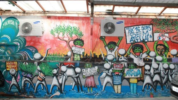 A crise hídrica que assombra os paulistanos serviu de inspiração para essa obra do grafiteiro Mundão (Foto: Charles Humpreys/BBC)