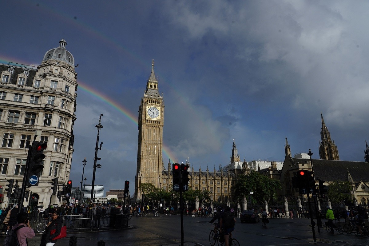 Arco-íris colore o céu de Londres na tarde da morte de rainha Elizabeth (Foto: Getty Images)