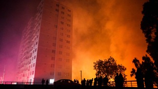 Incêndio florestal atinge as colinas de Vina del Mar, onde centenas de casas estão localizadas, na região de Valparaíso, Chile — Foto:  JAVIER TORRES/AFP