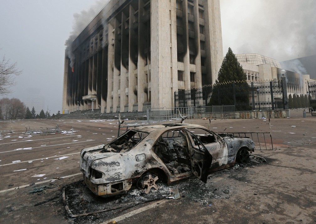 Carro incendiado em frente ao prédio da Prefeitura de Almaty, no Cazaquistão, que foi destruída durante protestos desencadeados pelo aumento do preço dos combustíveis, em 6 de janeiro de 2022 — Foto: Pavel Mikheyev/Reuters