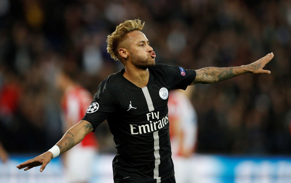 Com três gols de Neymar, o PSG venceu o Estrela Vermelha por 6 a 1, na Liga dos Campeões — Foto: EFE