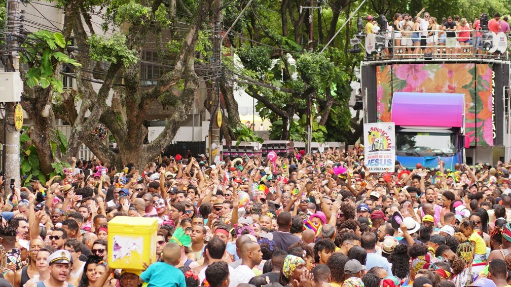 Público na "pipoca" de Ivete Sangalo na tarde desta terça-feira (25), em Salvador — Foto:  Márcio Reis/Ag Haack