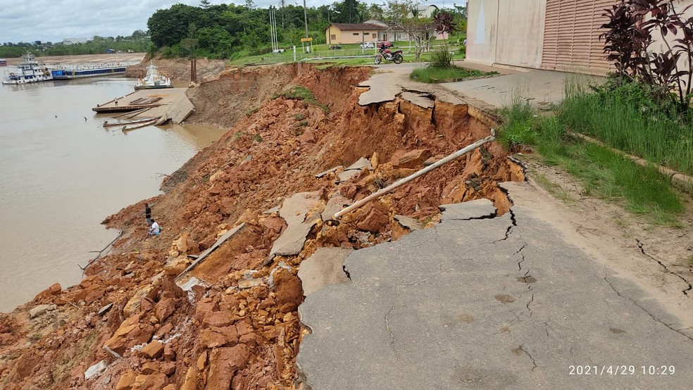 Erosão já levou rampa de acesso e estrada do porto — Foto: Glédisson Albano/Rede Amazônica Acre