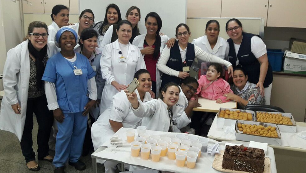 Funcionários de hospital fazem festa de despedida para Sarah (Foto: Arquivo pessoal)