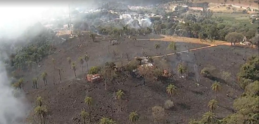 Na semana passada, um incêndio deixou cerca de 10 hectares de área queimada em Contagem, na Grande BH — Foto: Imagens do Globocop / Globo Minas