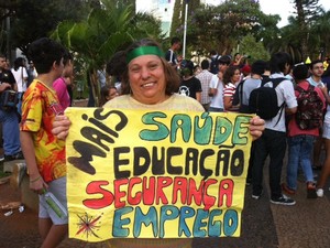 Aposentada participa da manifestação pela segunda vez (Foto: Fernanda Resende/G1)