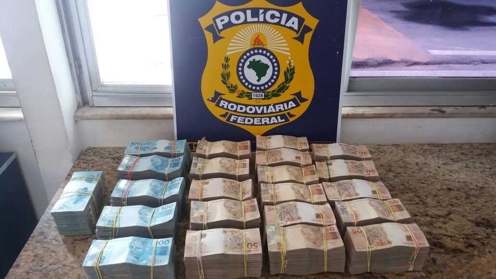 Polícia Rodoviária Federal de Vitória da Conquista, na Bahia, apreendeu R$ 700 mil em dinheiro dentro de mala levada em ônibus (Foto: Divulgação/PRF)