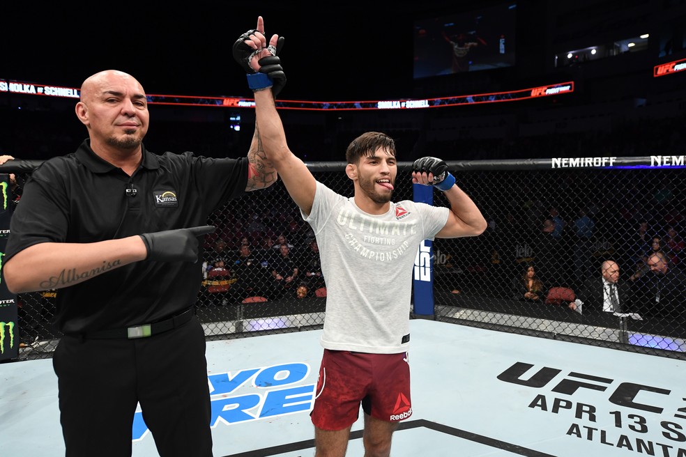 Matt Schnell vence Louis Smolka por finalizaÃ§Ã£o â?? Foto: Getty Images