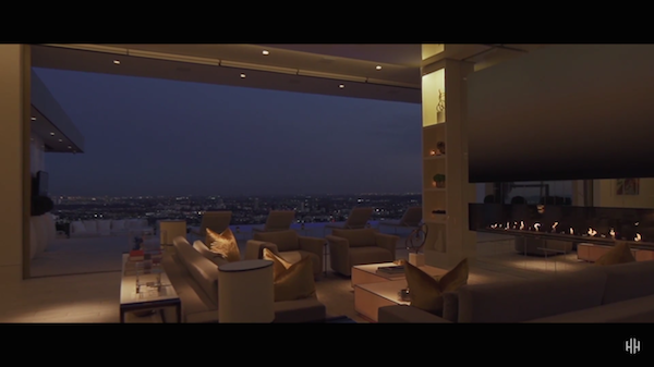 Uma cena do clipe anunciando a ida para o mercado da mansão do empresário Nile Niami (Foto: Reprodução)