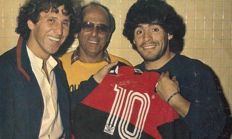 Maradona recebe camisa do Flamengo das mãos de Zico e George Helal — Foto: Reprodução