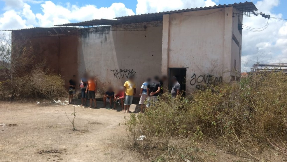 Tr&ecirc;s homens foram assassinados a tiros em uma f&aacute;brica abandonada de Gravat&aacute; &mdash; Foto: Anderson Melo/TV Asa Branca
