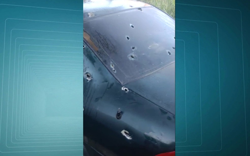Carro em que pai e filhos estavam foi metralhado por criminosos em Duque de Caxias (Foto: Reprodução/TV Globo)