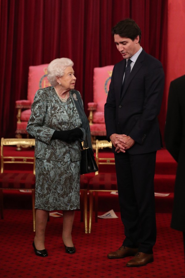 LONDON, ENGLAND - DECEMBER 03: Queen Elizabeth II with Canadian Prime Minister Justin Trudeau at a reception for NATO leaders hosted by Queen Elizabeth II at Buckingham Palace on December 3, 2019 in London, England. Her Majesty Queen Elizabeth II hosted t (Foto: Getty Images)