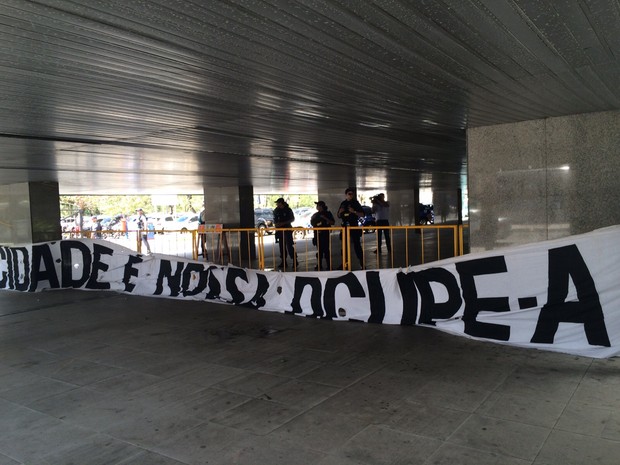 Manifestantes colocam faixa do 'Ocupe Estelita' no térreo da Prefeitura do Recife (Foto: Thays Estarque/G1)