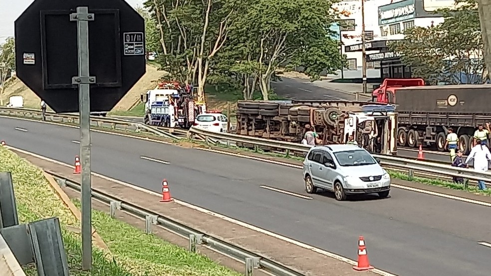 Caminhão tombou na Rodovia Raposo Tavares, em Presidente Prudente (SP) — Foto: Rosa Santos