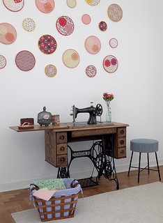 Bastidores com tecidos coloridos, montados pela própria moradora Vanessa Gonçalves, decoram a parede do quarto de costura. Bastam retalhos para fazer o enfeite