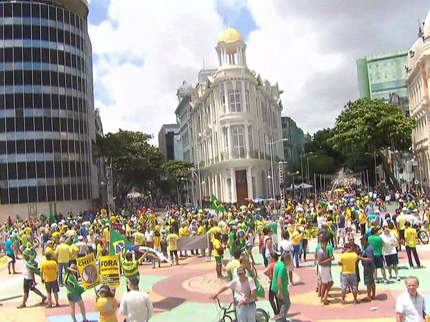 Ato pró-impeachment de Dilma no Recife (Foto: Reprodução / TV Globo)