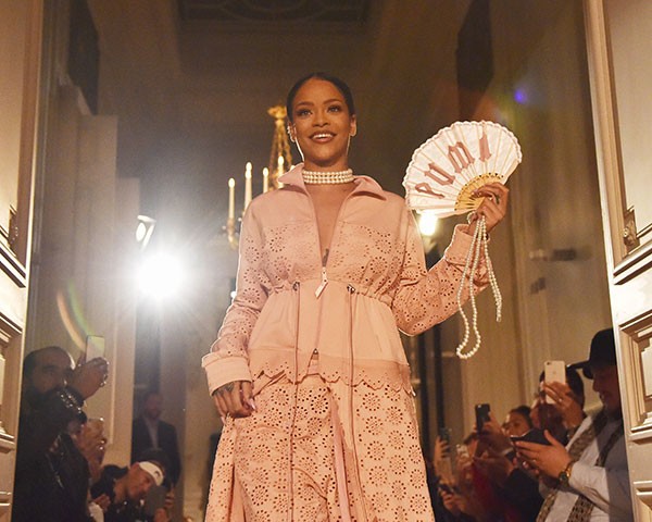 Rihanna ganhou o prêmio Shoe of The Year pelo modelo creeper que criou com a Puma (Foto: Getty Images)