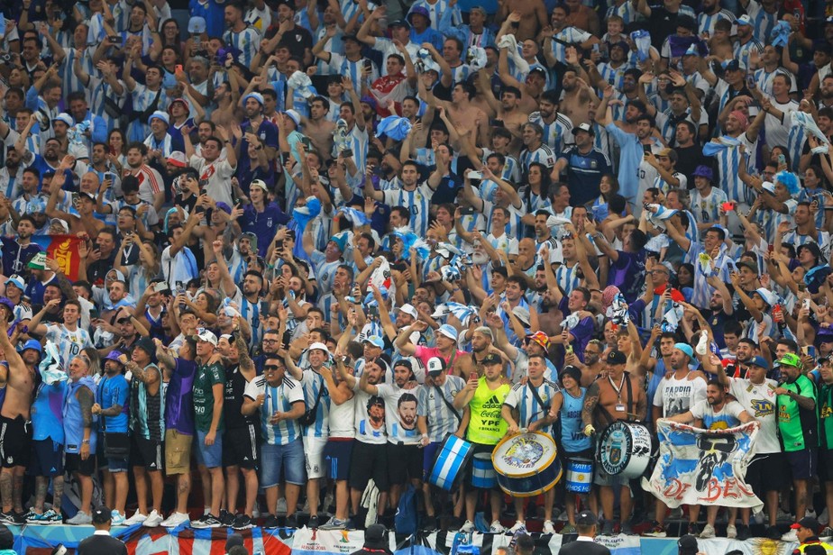 'Barra bravas' argentinos invadiram o Catar e empolgação nos jogos é uma atração à parte nos jogos da Argentina
