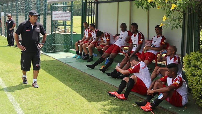 Joias festejam chance no profissional: 'Realizando um sonho', diz Ewandro