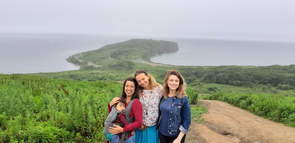 Gabriela e amigas russas que fez em Vladivostok, no extremo leste da Rússia. — Foto: Arquivo pessoal/Gabriela Antunes
