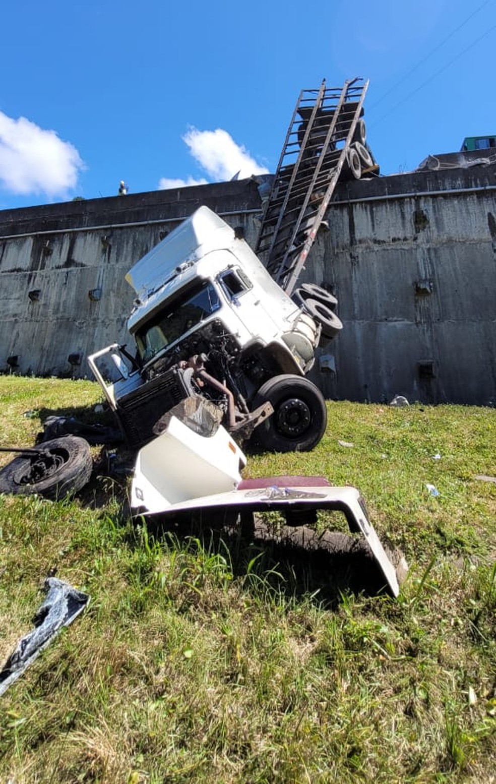 Carreta despencou de altura de 10 metros na BR-376, em Tijucas do Sul — Foto: PRF/Divulgação