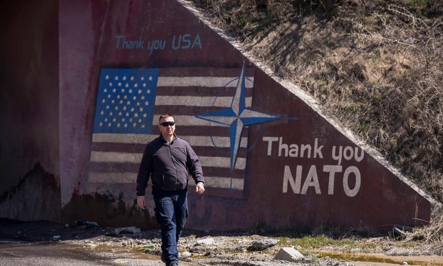 Grafite com os dizeres "Obrigado, Otan" e a bandeira americana localizado no vilarejo de Stagovo, no Kosovo
