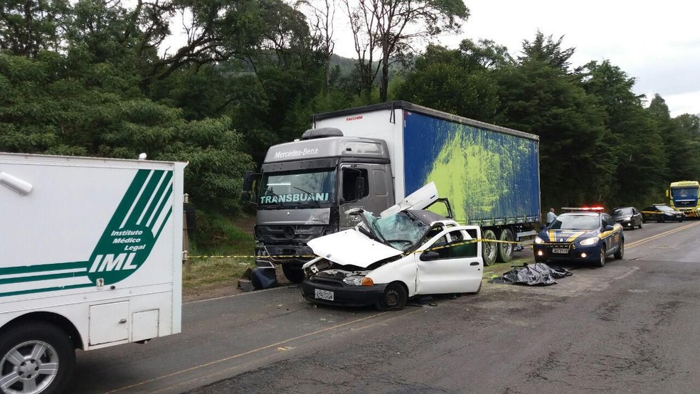 Uma pessoa morreu e duas ficaram feridas em acidente entre carro e caminhão, em Porto Vitória (Foto: PRF/Divulgação)