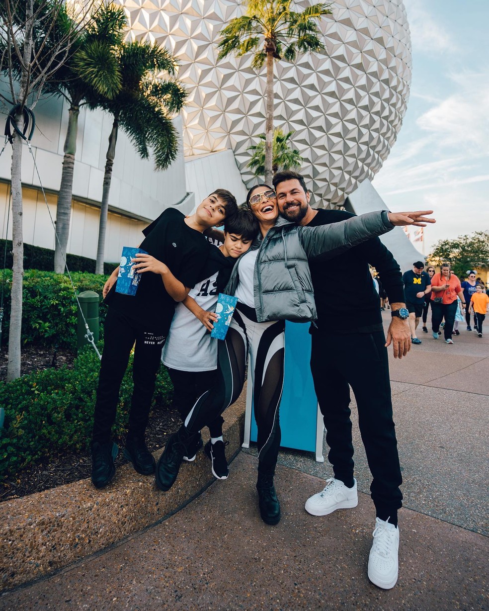 Juliana Paes com o marido e os filhos — Foto: @fotosemorlando