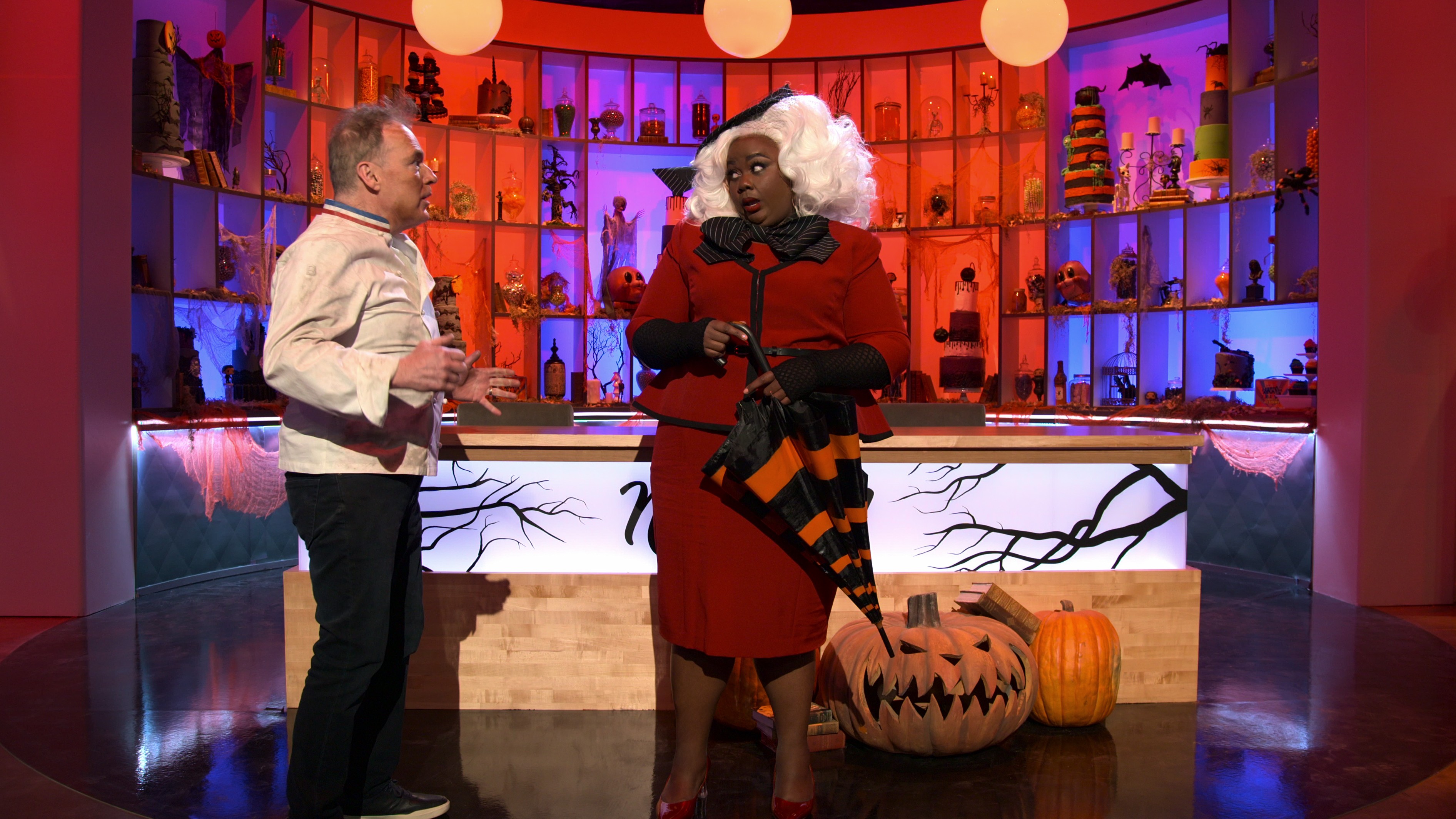 Nesta nova temporada, os participantes desfilam fantasias temáticas de Halloween (Foto: Reprodução/Netflix)