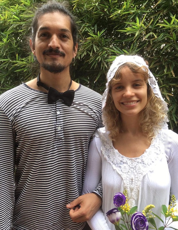 Os atores Diogo Monteiro e Joana Borges mostram fotos de casamento (Foto: Reprodução/Instagram)
